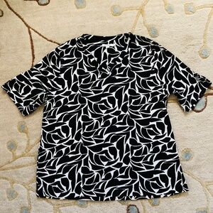 Chico’s Black and White Top Size XL